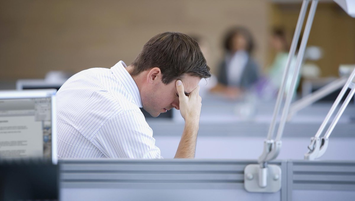 The офис. руководитель с подчиненными. человеку душно в офисе. слайды на тему стресс и стрессоустойчивость. человек-вентилятор.