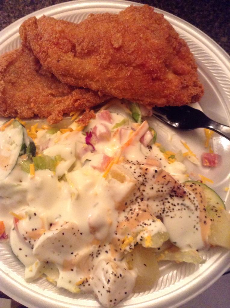iwndeed's tweet photo. Fried catfish and salad for dinner!!!!!!!!!!! http://t.co/u2uGRUIMrL