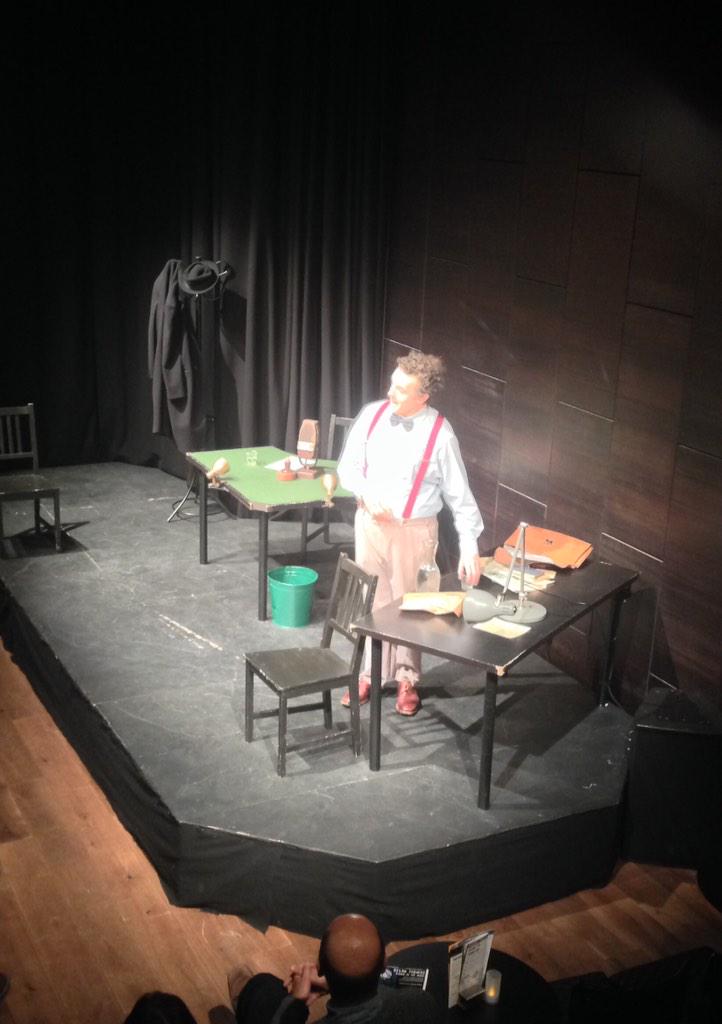 Trydwr's tweet photo. .@RhodriMiles very gd this eve as Dylan Thomas @1ManDylan @St_JamesStudio. On till 15 Jan + @1ManBurton - last chance http://t.co/p3ho8eDPj2