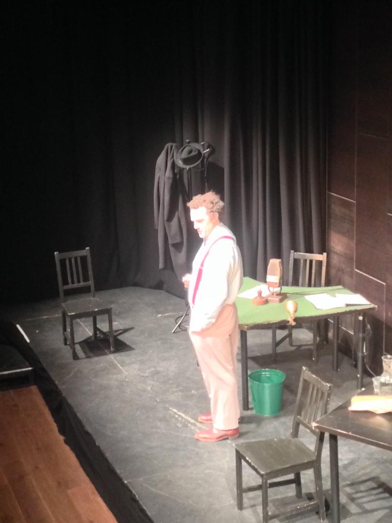 Trydwr's tweet photo. .@RhodriMiles yn dda iawn heno fel Dylan Thomas @1ManDylan yn @St_JamesStudio - 'Mlaen tan 15 Ion + @1ManBurton. Da. http://t.co/aCAIlI5ptI