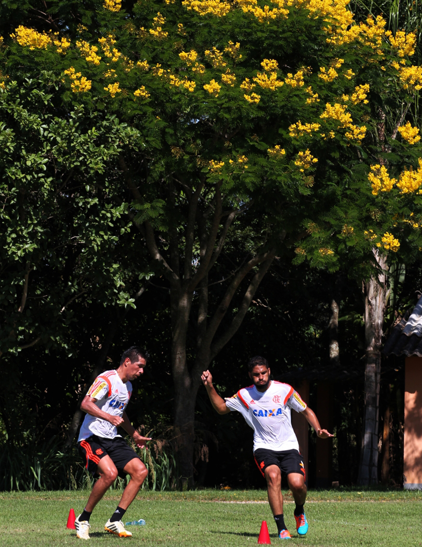 14WallaceReis's tweet photo. Mais um dia de trabalho intenso e muito sol vai chegando ao fim! Vamos descansar, amanhã tem jogo-treino. #Flamengo http://t.co/J3f8kQmtKi