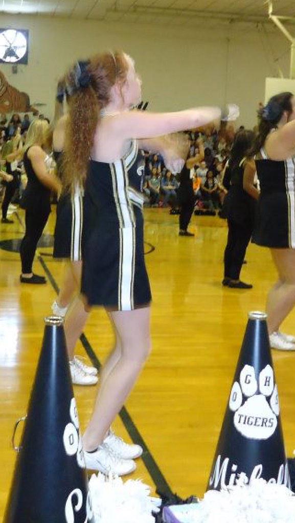 sydwillii's tweet photo. @Bruceyy13 @michellecourv @kara_roberson39 I said rly am I a girl or a pole idk #somanycurves #toothick http://t.co/XpyN6gZ4MM
