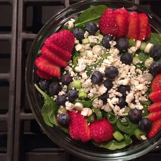 CleanEatsFast's tweet image. I’m fairly certain the super cold and dry climate is impacting my appetite. #givemeallthefruit #firstdinner #sala...