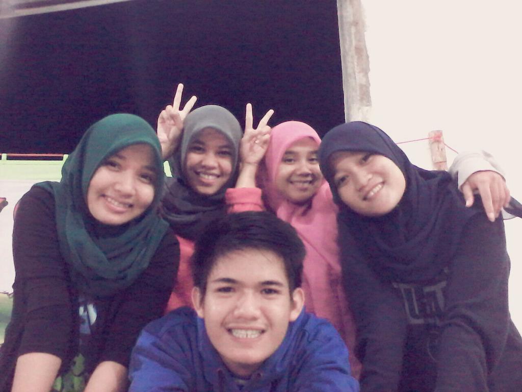 dinabarbar's tweet photo. Sambil menunggu ayam nya masak :) http://t.co/Vk3DESnrAv