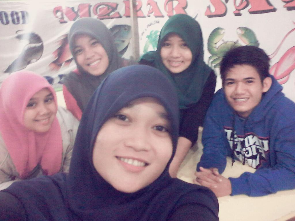 dinabarbar's tweet photo. Sambil menunggu ayam nya masak :) http://t.co/Vk3DESnrAv