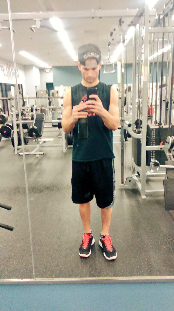 WisniewskiScott's tweet photo. Feels good to get back in the gym. Good for the #mind #body n #soul... #gym #workout #Ireallygotsmall #Butillbeback http://t.co/nwEGAvzpxO