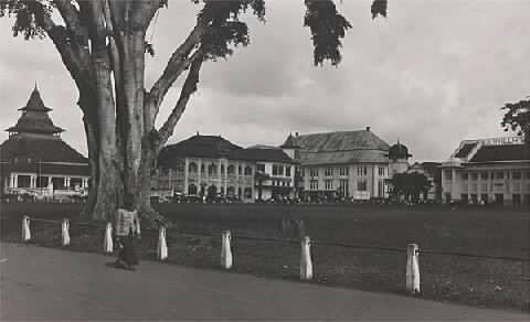 infobdg's tweet photo. Alun – Alun Bandung Dari Masa ke Masa http://t.co/IT9R6CVYJk #infoBDG #wisataBDG http://t.co/Sr91zWhKy1