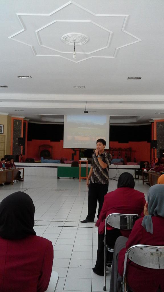 bemfkumm's tweet photo. Materi 4 "Urgensi Jejaring Organisasi" oleh dr. M. Sutami @ISMKI_Wilayah4 @ISMKI_Indonesia #LKMM #FKUMM http://t.co/xG8RcAatbw