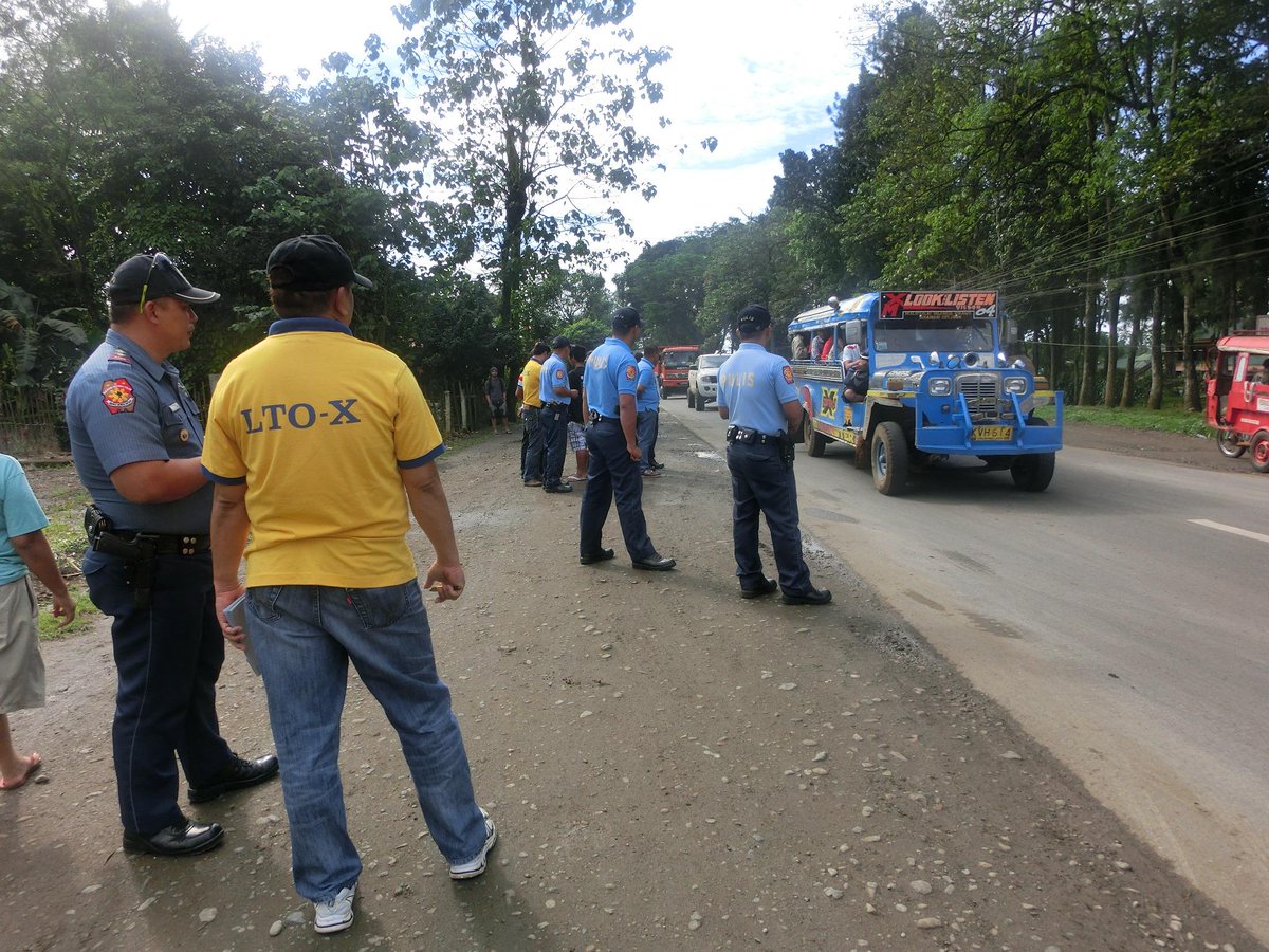 malaybalaycps's tweet photo. @BUKPPO_PCR @Bukppo_PD @rpcr Joint Chkpoint @ Brgy Casisang w/ LTO personnel http://t.co/EIYyuvN8j5