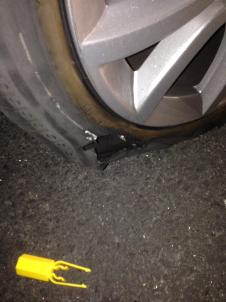 jlsadallah's tweet photo. Tuve la mala suerte de caer en este hoyo mi llanta se destrozo, quien puede pagarme esta llanta??  @ManceraMiguelMX http://t.co/t8fBdpvmfn