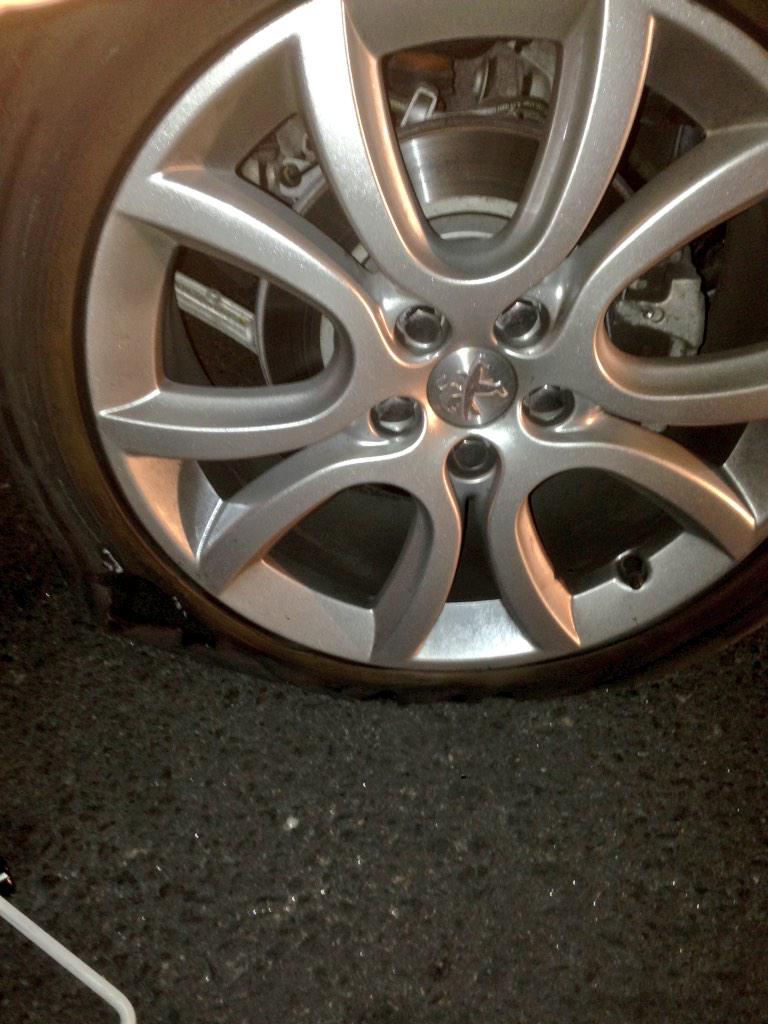 jlsadallah's tweet photo. Tuve la mala suerte de caer en este hoyo mi llanta se destrozo, quien puede pagarme esta llanta??  @ManceraMiguelMX http://t.co/t8fBdpvmfn