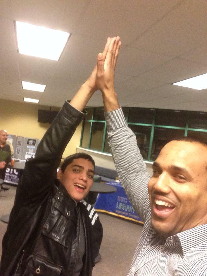 arelmoodie's tweet image. I'm creating a new hashtag #HighFiveAStranger join the movement !!!! #stcselfie @gus_1283