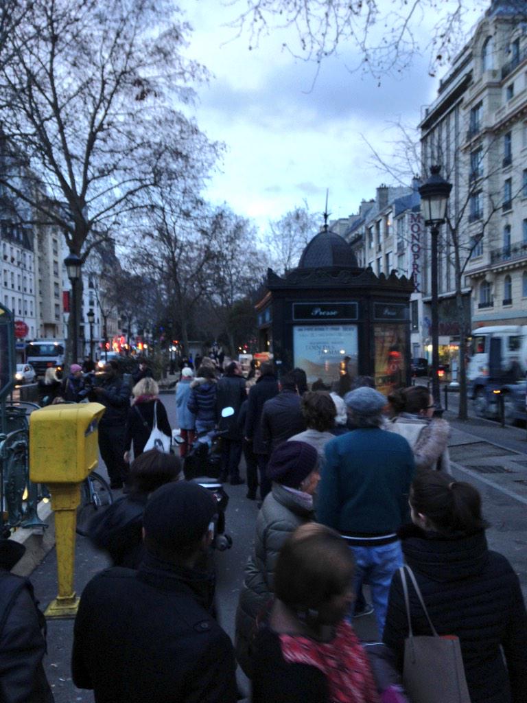 La queue au kiosque #CharlieHebdo