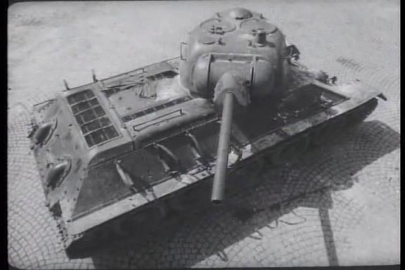 ソ連雑学bot En Twitter 鬼戦車t 34 1964年公開映画 第2次世界大戦下 ナチス ドイツの収容所に捕らえられていたソ連軍捕虜たちが新型砲弾の射撃訓練に駆り出されるが 彼らはその標的のt 34戦車を奪取して脱走する 使用されている戦車は実物である T Co