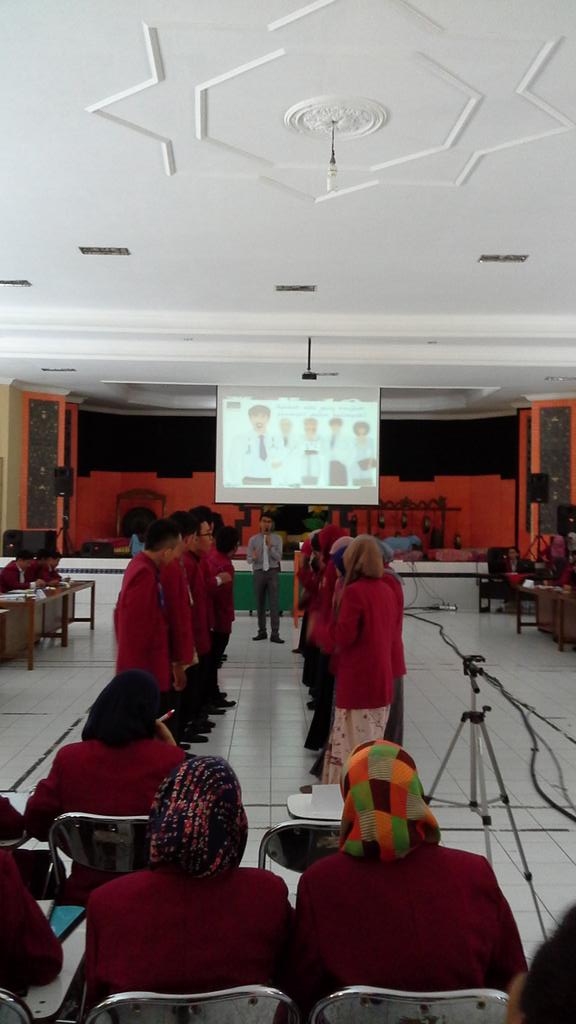 bemfkumm's tweet photo. Materi 5 " Team Building &amp; Resolusi Konflik" oleh Kak Janice O. Javier @ISMKI_Wilayah4 @ISMKI_Indonesia #LKMM #FKUMM http://t.co/E1MsE5nsoS