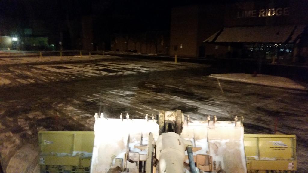 DJWassenaar's tweet photo. Running 18 foot #liveedge #metalpless on 1 inch of fluffy snow. Saves a lot of #salt! #snow15 #case #savingismaking http://t.co/SlxrlYKYKI