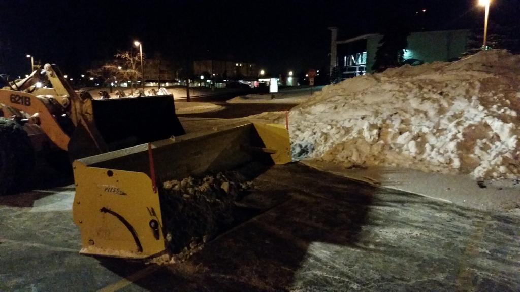 DJWassenaar's tweet photo. Running 18 foot #liveedge #metalpless on 1 inch of fluffy snow. Saves a lot of #salt! #snow15 #case #savingismaking http://t.co/SlxrlYKYKI