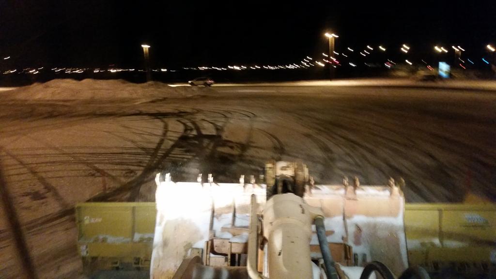 DJWassenaar's tweet photo. Running 18 foot #liveedge #metalpless on 1 inch of fluffy snow. Saves a lot of #salt! #snow15 #case #savingismaking http://t.co/SlxrlYKYKI
