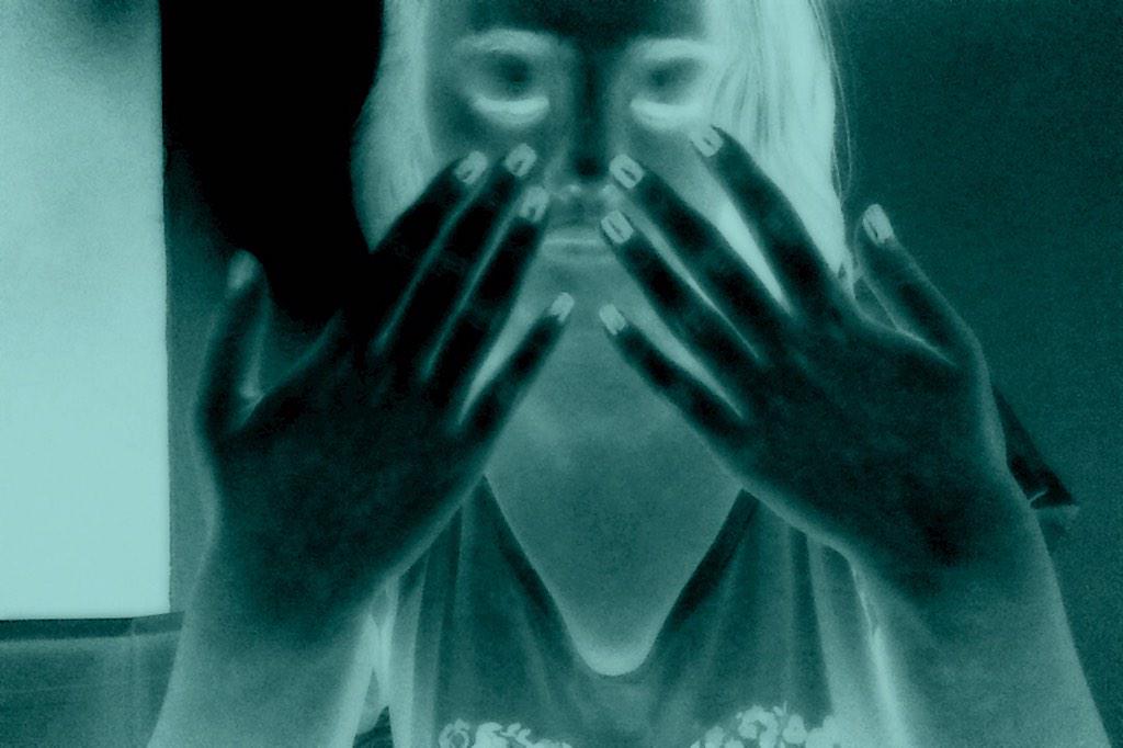 johnnysequoyah's tweet photo. My nails &amp; eyelashes look so cool/ weird with this effect😬😂💕😘💗 http://t.co/HHnLyBn75R