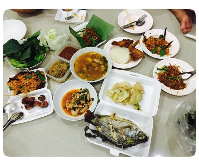 narak_ben's tweet photo. กินข้าวมาๆเดอ http://t.co/3YLSFOtxx3