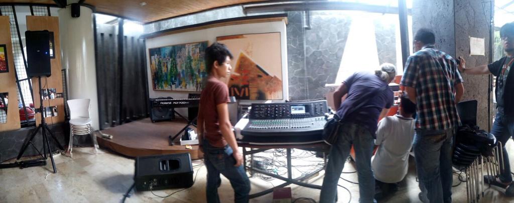 ArtSonica's tweet photo. Persiapan workshop 'Power Charge Your Band' cc: @agushardiman @capung_cpnk @iffalGreenZhy @GHomare n kang Bonny ... http://t.co/XcSPlOK3Fa