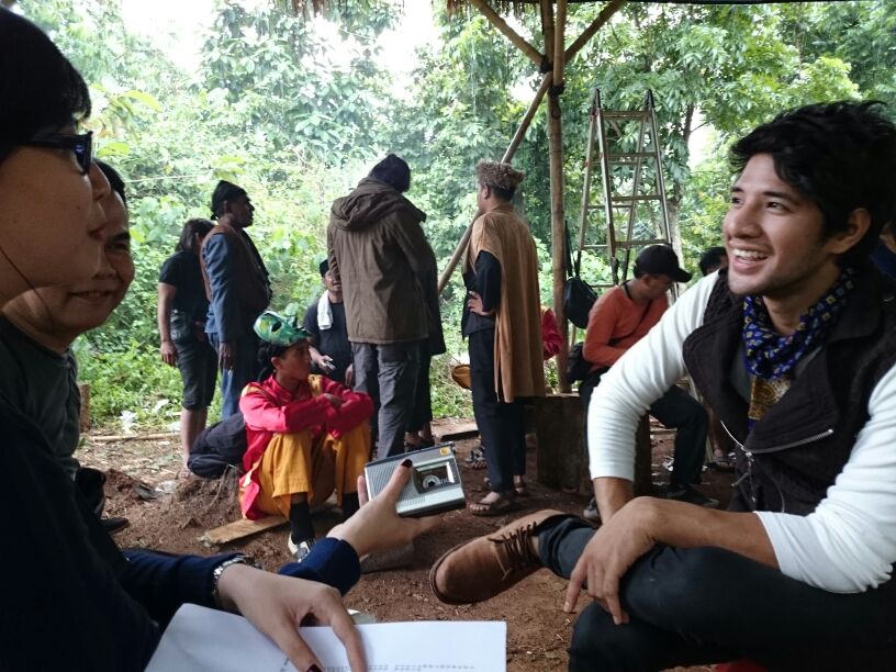 oxygen_ent's tweet photo. . @CitaCintamagz ngobrol with @AmmarZoni di kampung harimau, lokasi shooting 7 Manusia Harimau, di Cibubur. Seru! http://t.co/aFoLZ8RYt1