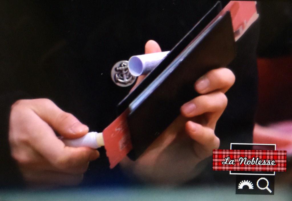 LaNoblesse_0522's tweet photo. 150114 인천공항 #수호 #SUHO 축축한 입술��� 위해서 립밤 ㅋㅋ 손가락 너무 예뻐요~ http://t.co/HBow8Z57Ps