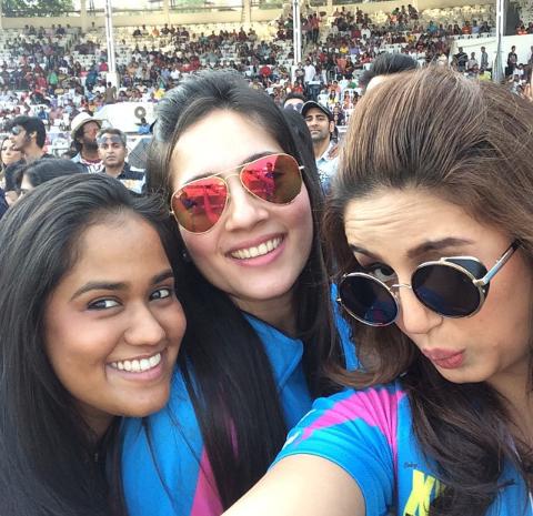 KanchiFC's tweet photo. Girls' selfie in CCL😉 @KANCHIKAUL @khanarpita @humasqureshi http://t.co/BVYohHNSki