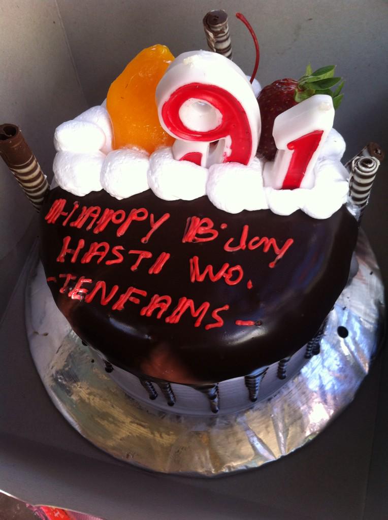 Tenfams's tweet image. b'day kak @HastiWDI yg ke 19 #latepost
