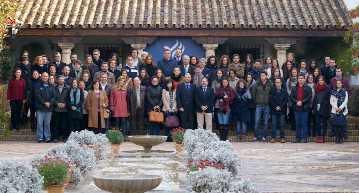 fundecoruco's tweet photo. Hoy se han entregado Credenciales de Becas Fundación Cajasur a l@s seleccionad@s.¡FELICIDADES! A disfrutar y aprender http://t.co/Mpste0mksY