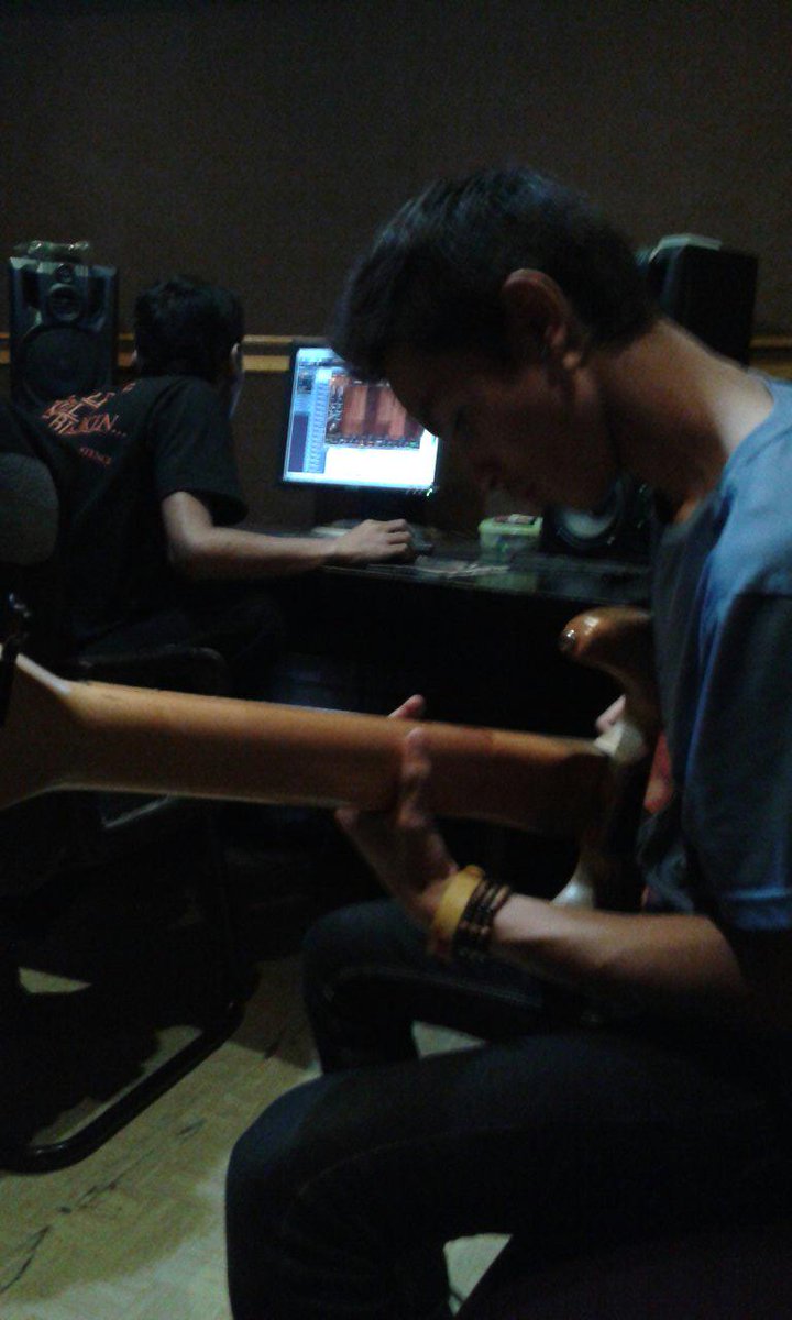 Now bass on track semangat kaka!! <a href="/YurizaZ/">Yuriza</a> <a href="/LoombunkMusic/">Loombunk Studio</a> #kompilasiindiegoespop with <a href="/fufufurri/">Fufu!!</a>