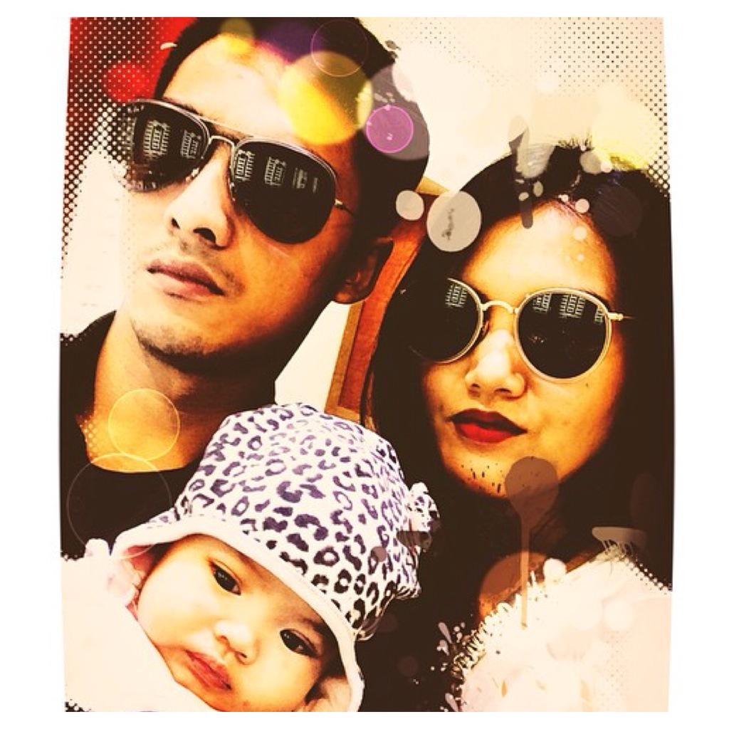 Kompaknya pasangan <a href="/RickyHarun45MF/">Ricky Harun</a> dan istri pakai kacamata Rayban. Gimana menurut kalian? #optikseis