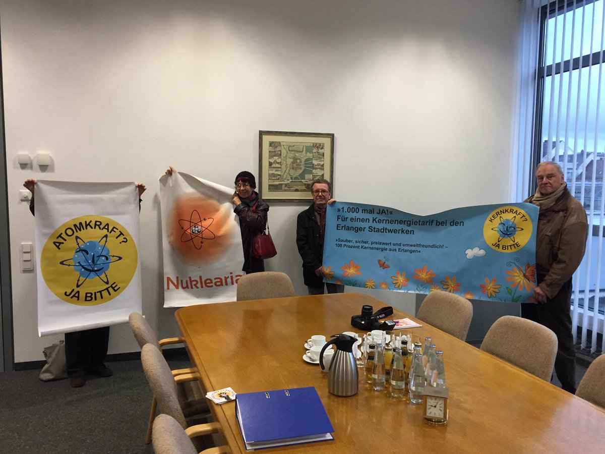 NukleariaBayern's tweet photo. Sechs Aktivist/innen der @Nuklearia aus Erlangen bei OB @FlorianJanik für einen Kernenergietarif  der @ER_Stadtwerke http://t.co/9jS3lf3mA4