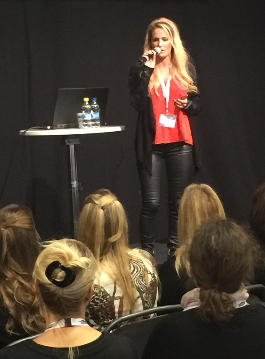 Promotionmassan's tweet photo. Laila Bagge startar onsdagens föreläsningar. #promotionmassan http://t.co/3r68y9VGg7