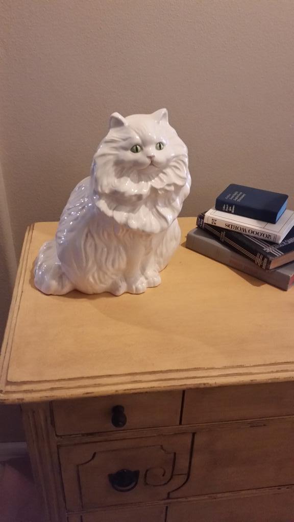 theguysatgenup's tweet image. Here Kitty Kitty #generationupcycle #lbflea #urbanfunction #urbanhome #vintage #cats #catladyproblems