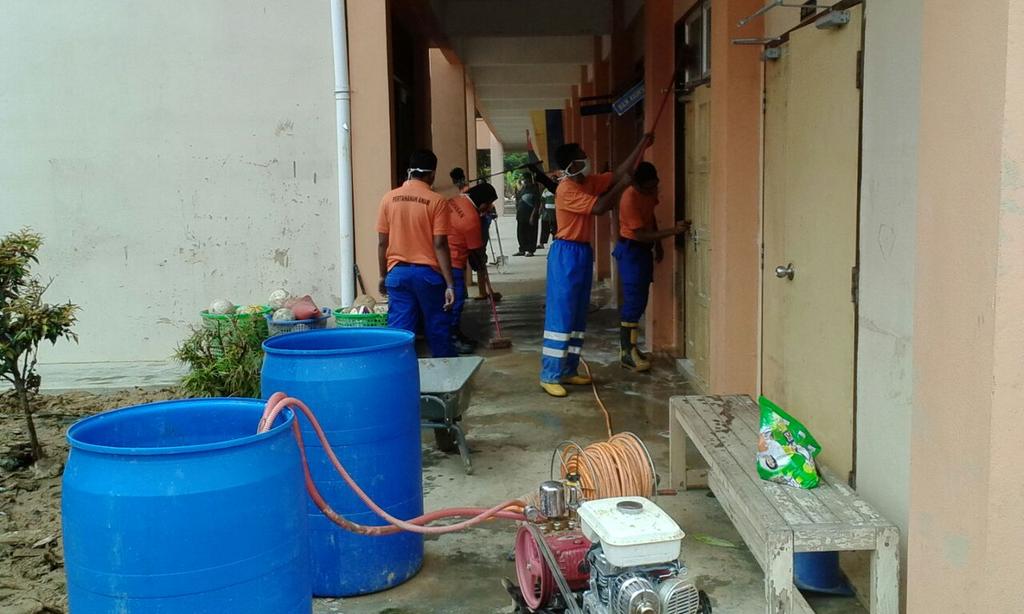 zeekay15's tweet photo. TQ JPAM @BO_JpamWP: #pascabanjir #opscuci @jpamwp di SK Tembing Tinggi Tanah Merah @KemPendidikan http://t.co/bv3Hf9X3aY”