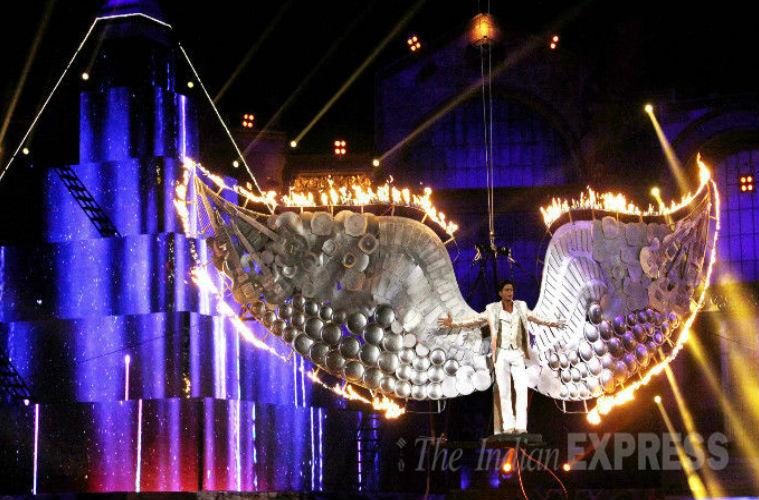 SRKCHENNAIFC's tweet photo. Pics : Shah Rukh Khan (@iamsrk) rehearse for 21st Life OK #ScreenAwards 2015. http://t.co/vawmrWDN2V