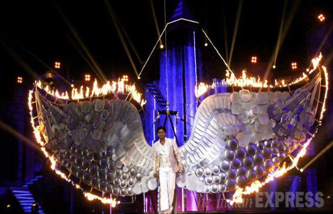 SRKCHENNAIFC's tweet photo. Pics : Shah Rukh Khan (@iamsrk) rehearse for 21st Life OK #ScreenAwards 2015. http://t.co/vawmrWDN2V