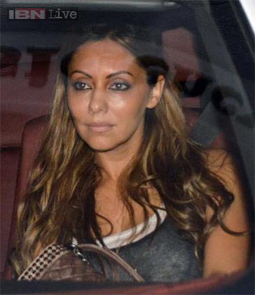 SRKCHENNAIFC's tweet photo. Queen #GauriKhan at @karanjohar's Party.
@iamsrk http://t.co/PDCMfl1jU8