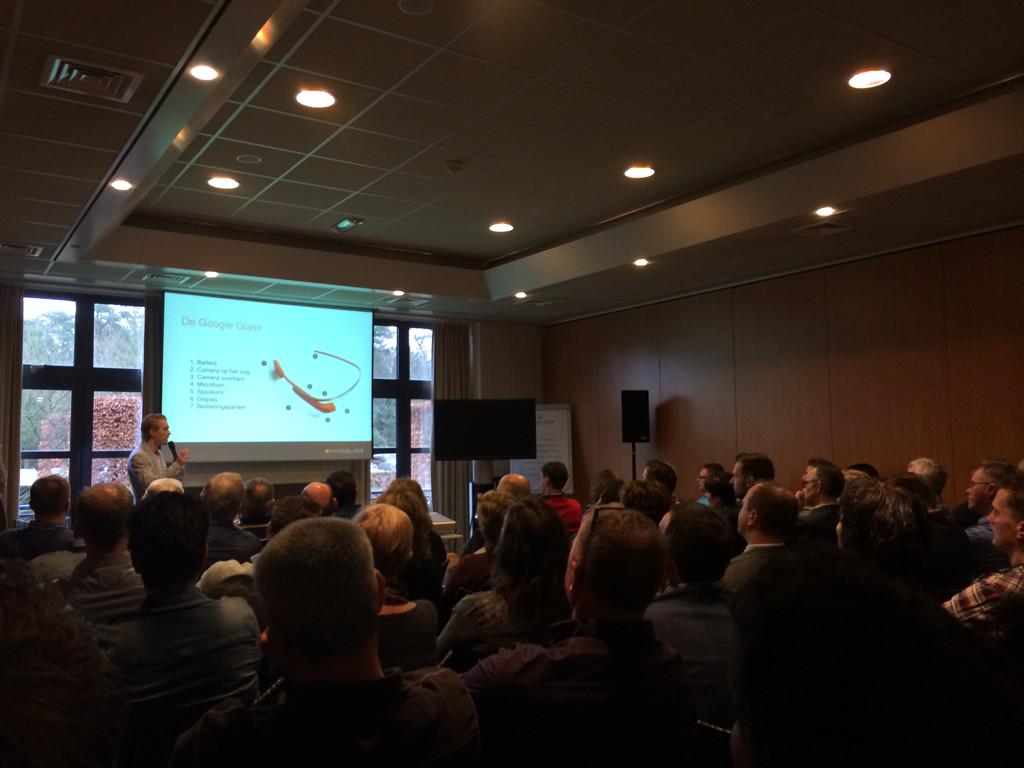 Bij de workshop Google glass van @Orangetalent is de zaal te klein voor alle geïnteresseerden! Toekomst voor sector?