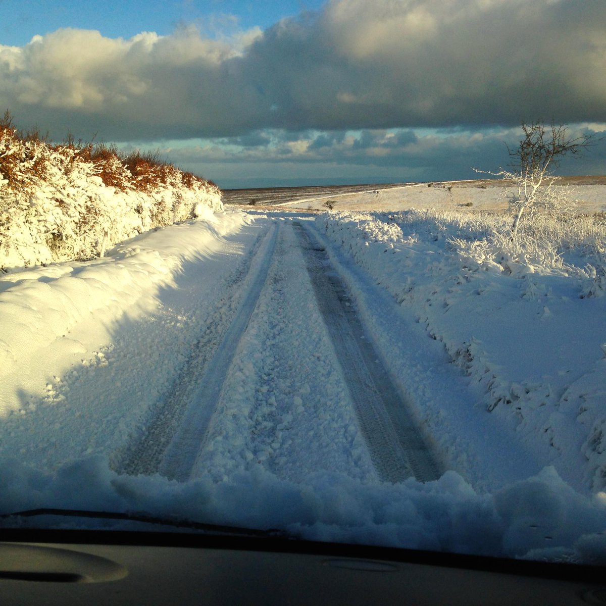 ExmoorAdventure's tweet image. #snow #exmoor. Glad I had the winter tyres on! @ExmoorNP @visitexmoor @WSFP_newsroom @WesternDaily @bbcsomerset