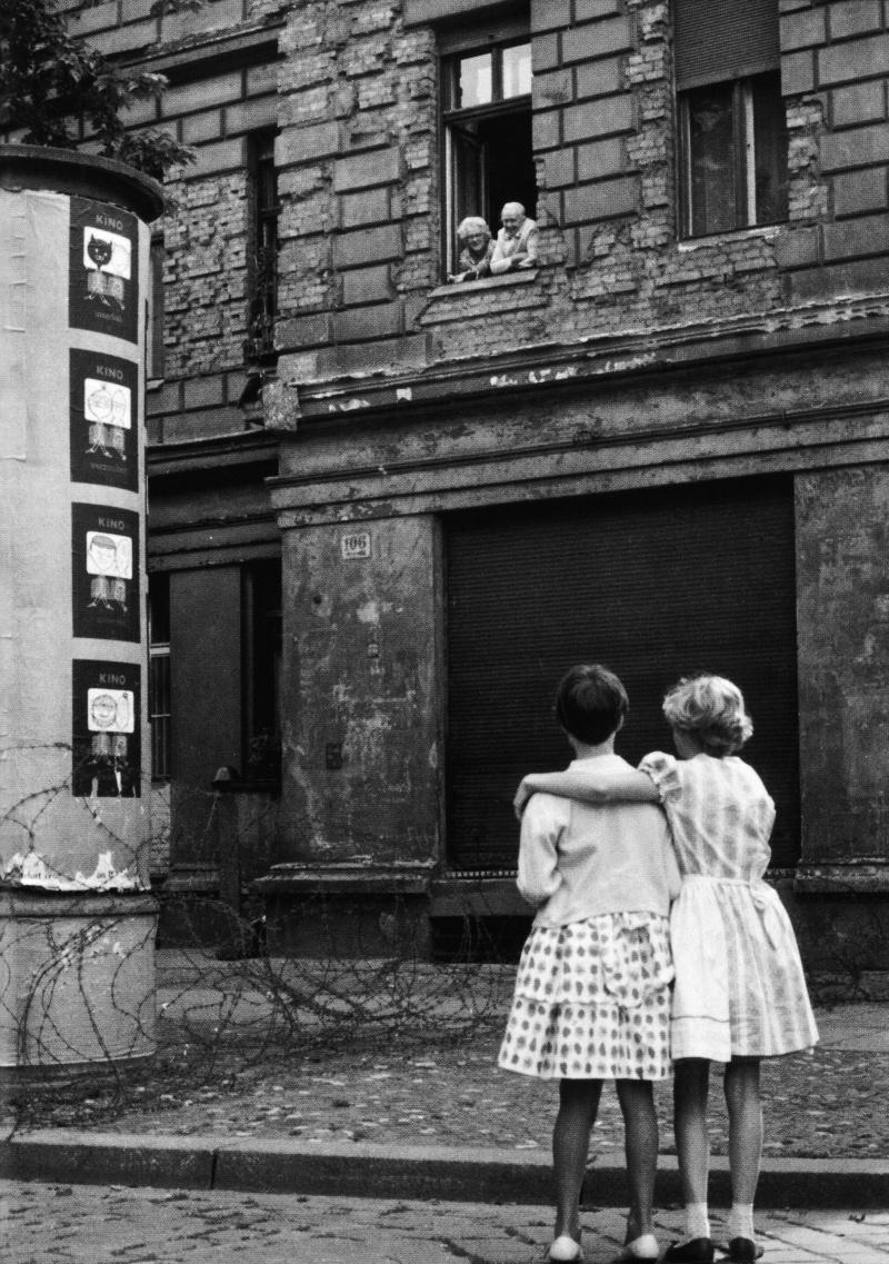 WallaceFriul's tweet photo. #Berlin #Kommintern #BarbedWireBarricade 1961 @RPerezChaves http://t.co/slmHsZ4nJO