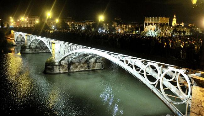 pasionensevilla's tweet photo. La Esperanza de Triana delante del Calvario, la solución a la Madrugada más votada | http://t.co/uyfSBOlSjv | http://t.co/0KzwOhlX6R