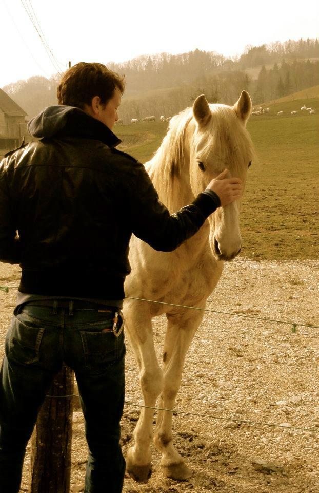 Sheugs's tweet photo. Good Morning #SheugLadies!
#Sam & I are bundling up to feed cows & horses.
Please make sure things are hot in here http://t.co/PrP92VqR0t