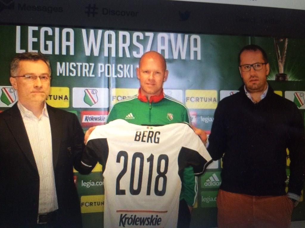 hanskalla's tweet photo. Henning Berg signerer ny kontrakt med Legia og alle involverte jobber hardt for å holde følelsene i sjakk på bildet. http://t.co/5XWtYpn9Oj