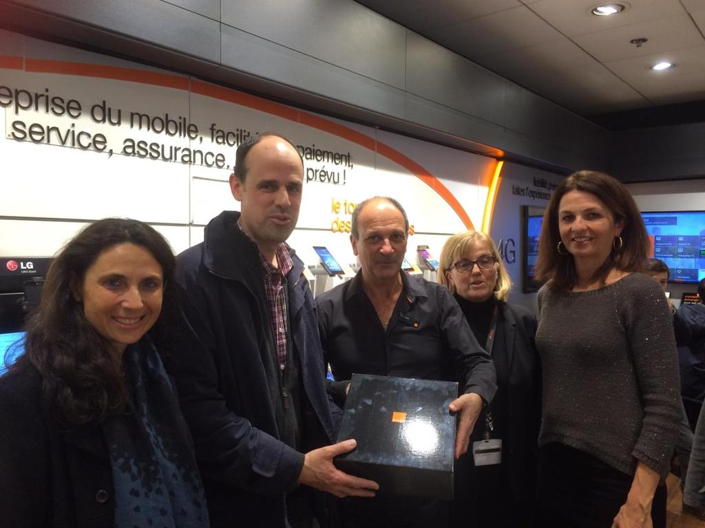 pfigueres's tweet photo. Bravo ! @Valerie_Perotti: boutique @orange #Toulon #mayol #var Audrey et Eric les heureux gagnants du jeu #orange20 http://t.co/wuLX0JqsgH”