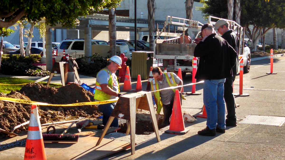 MAavang60's tweet photo. Typical farmer: City workers digging a hole more interesting to him than beautiful Embarcadero Park scenery. #AFBF15 http://t.co/B9pDSiinkU