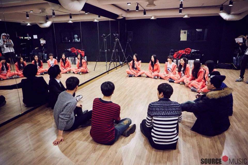 FR_TEENTOP's tweet photo. [PHOTO] TEEN TOP rencontre le nouveau groupe GFriend http://t.co/l0YlMajiX4