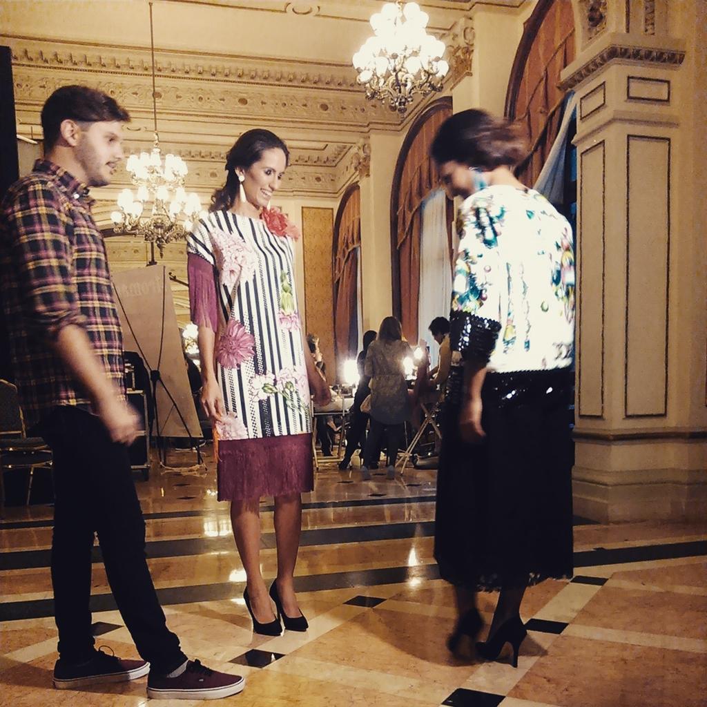 MDMQSflamenca's tweet photo. Confidencias de @CurrodeDuran con sus modelos en @WeLoveFlamenco #Wlf15 http://t.co/XOu2QWP8az