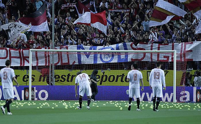 antiUEFAmafia's tweet photo. Sevilla vs Levante
21/4/12
"Paren el Partido Mou Sigue Hablando"
Biris contra la Television
https://t.co/8hCbzB0EGC http://t.co/Ja4rp8UYOp